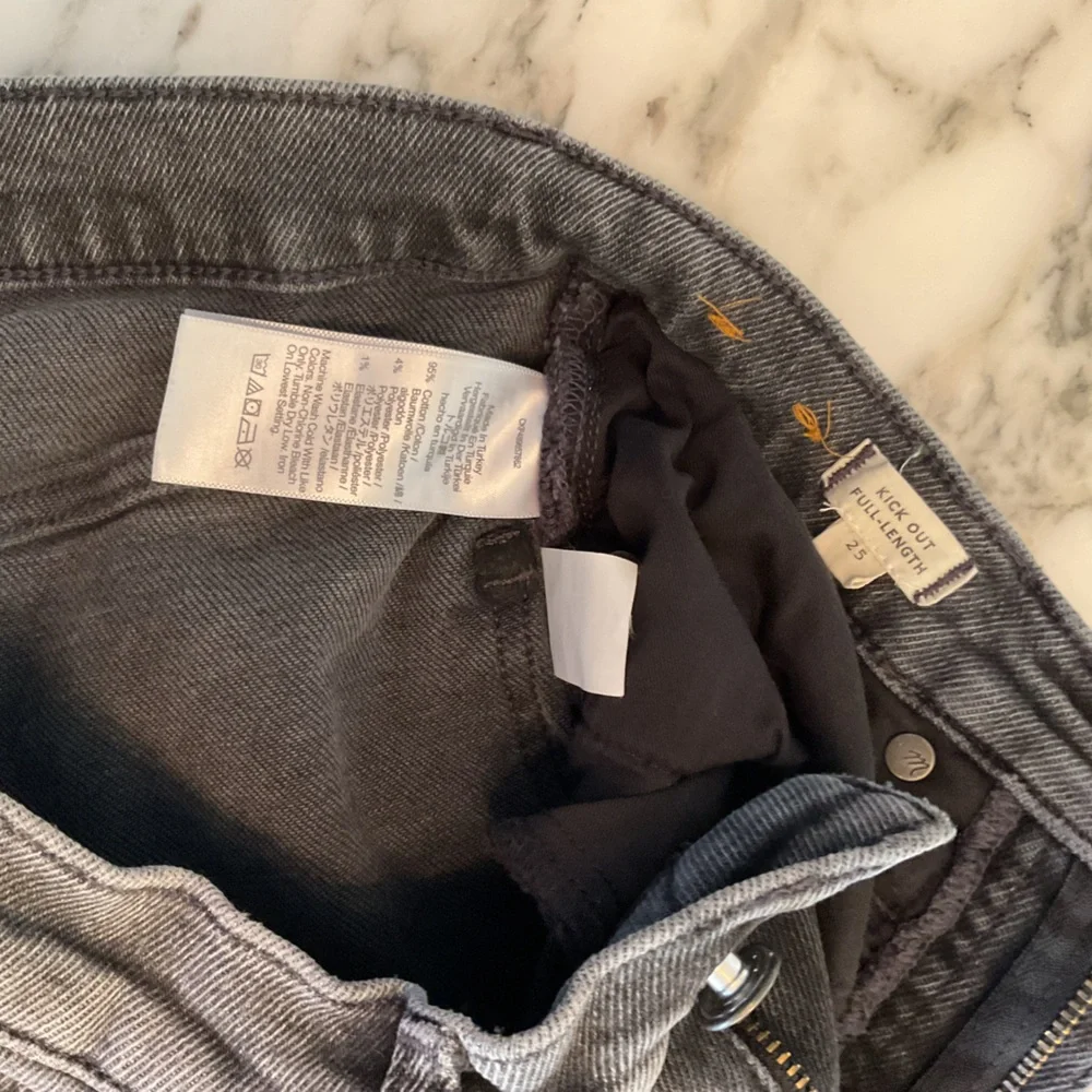 EUC Madewell Kick Out Full-Length Jeans 25 - small tear back